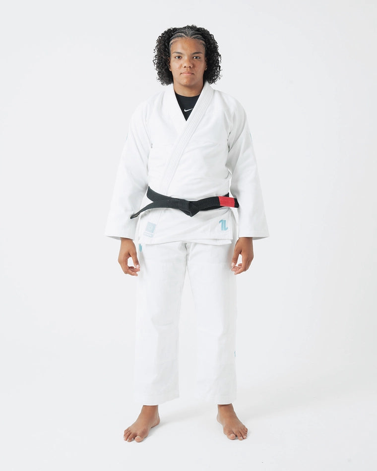 The ONE Womens Jiu Jitsu Gi - Blanc/Bleu Ciel - Ceinture Blanche GRATUITE