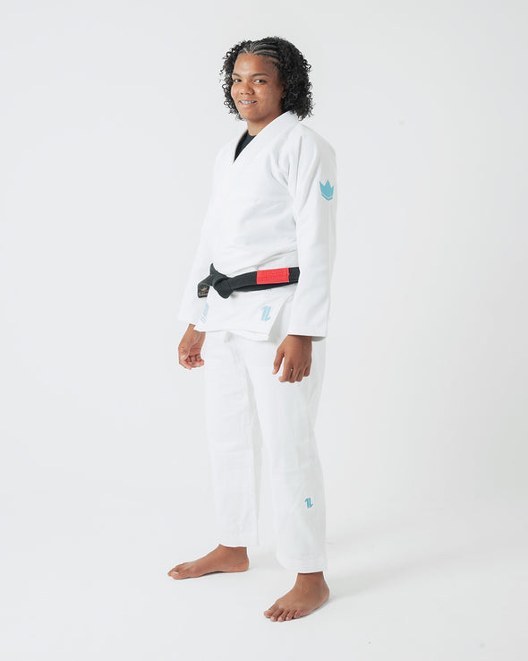 The ONE Womens Jiu Jitsu Gi - Blanc/Bleu Ciel - Ceinture Blanche GRATUITE