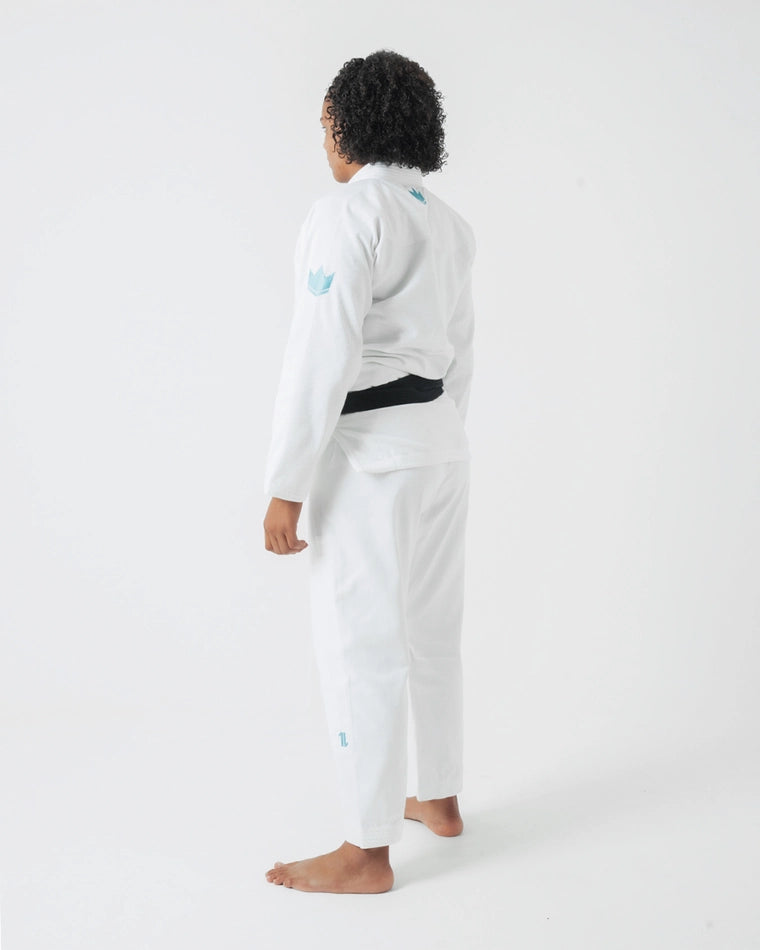 The ONE Womens Jiu Jitsu Gi - Blanc/Bleu Ciel - Ceinture Blanche GRATUITE