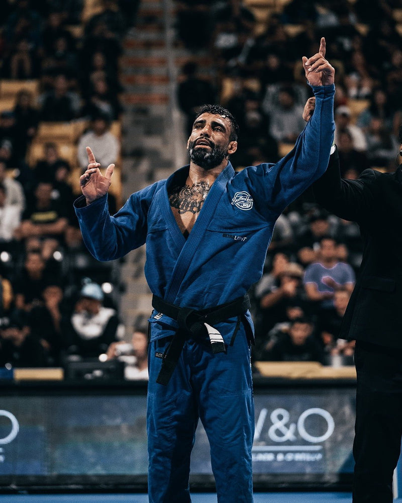 Leandro Lo pointing skyward